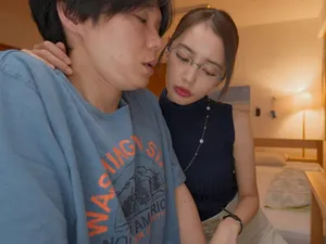Người đàn ông mạnh mẽ làm cho người phụ nữ trẻ cảm thấy thoải mái