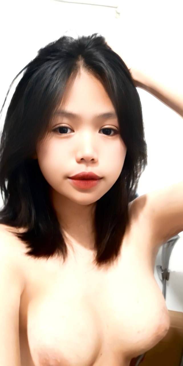 Cậu liếm trúng hạt le của mình rồi sướng quá